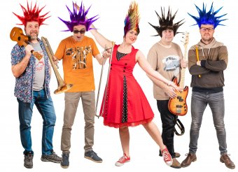 A Pitypang zenekarral és Palya Beával dúdolnak és táncolnak a kicsik a Barcasági Gyermekfesztiválon