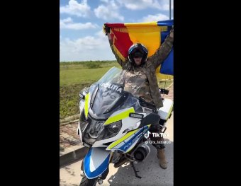 Megütheti a bokáját a katonai egyenruhában, rendőrmotoron feszítő Diana Şoşoacă