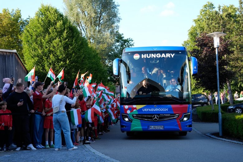 A magyar válogatott busza érkezik a csapat szálláshelyére a németországi Weiler-Simmerbergben a szurkolók gyűrűjében •  Fotó: MLSZ