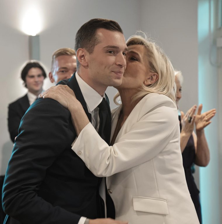 Jobbközép összefogást ajánl a győzelemre esélyes Le Pen, a szocialisták a kommunistákkal fognak össze ellene