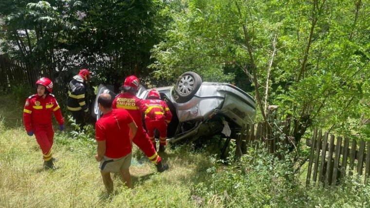 Szakadékba zuhant egy autó: két személy életét vesztette a Fehér megyei balesetben