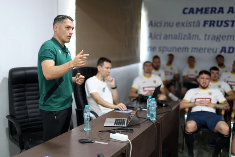 Labdarúgó Eb: magyar játékvezető magyarázta el a szabályváltozásokat a román válogatott tagjainak és stábjának