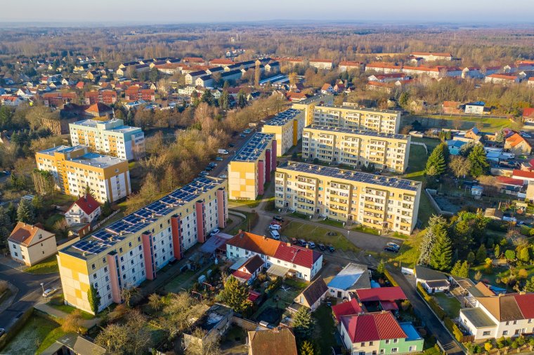 Napelem tömbházon: hogyan működhet és mi vet árnyékot rá?