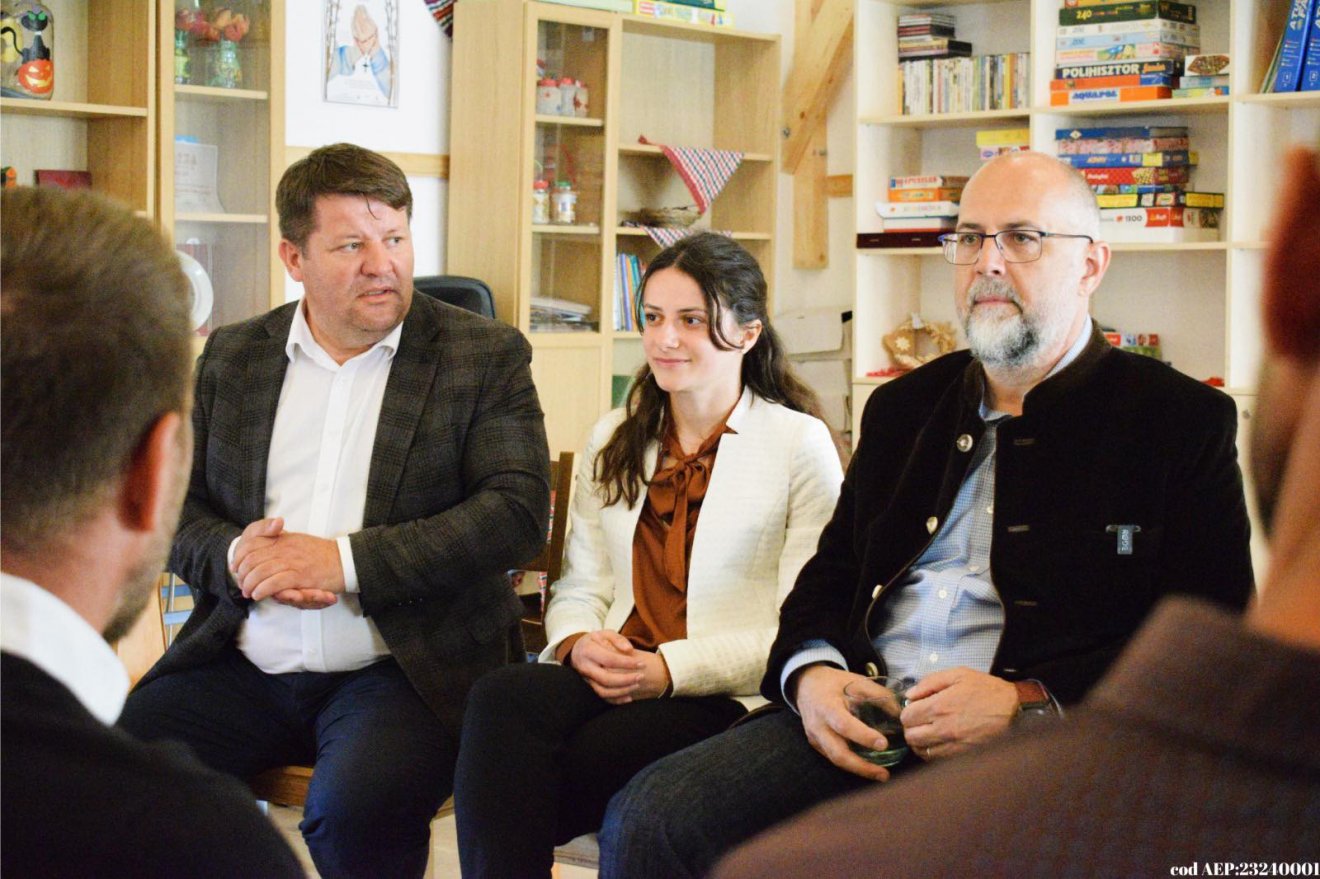 Pogár László, a Bákó megyei RMDSZ elnöke, Gál Alina és Kelemen Hunor RMDSZ-elnök •  Fotó: Gál Alina gyűjteménye