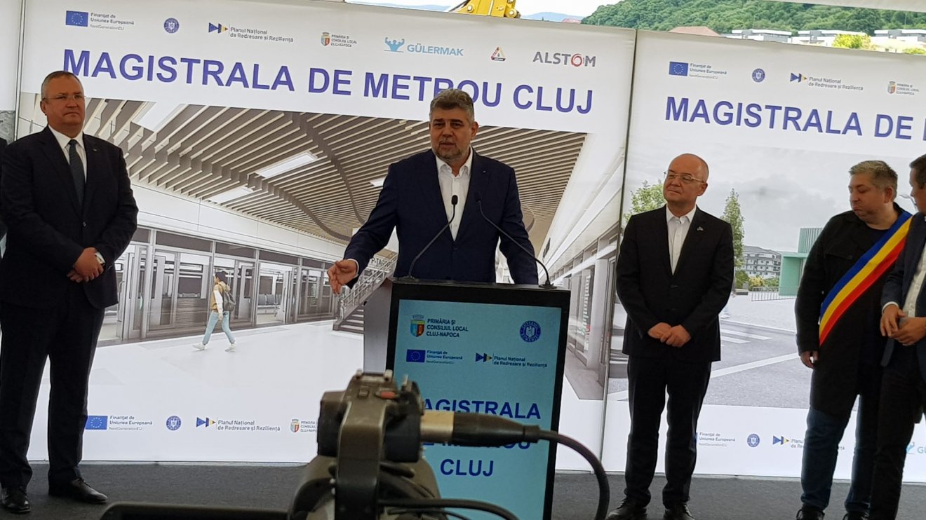 Marcel Ciolacu szociáldemokrata miniszterelnök nem győzte dicsérni a liberális vezetésű Kolozsvárt a nagyszabású projektek okán •  Fotó: Rostás Szabolcs