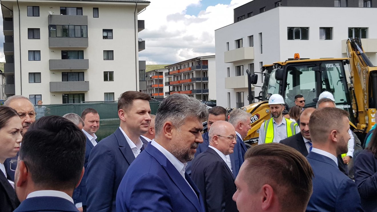 Marcel Ciolacu kormányfő érkezik a munkatelep felavatására •  Fotó: Rostás Szabolcs
