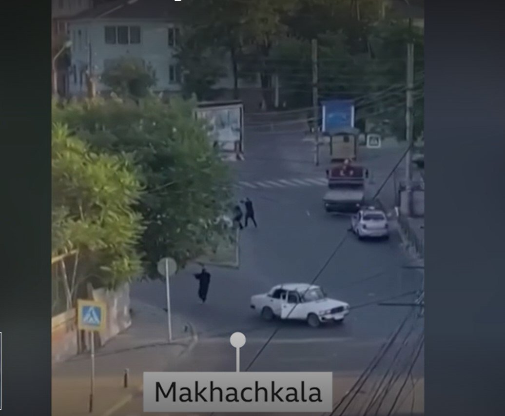 Mahacskalában ortodox templomot és egy közlekedésirendőr-posztot rohamoztak meg fegyveresek •  Fotó: Videófelvétel