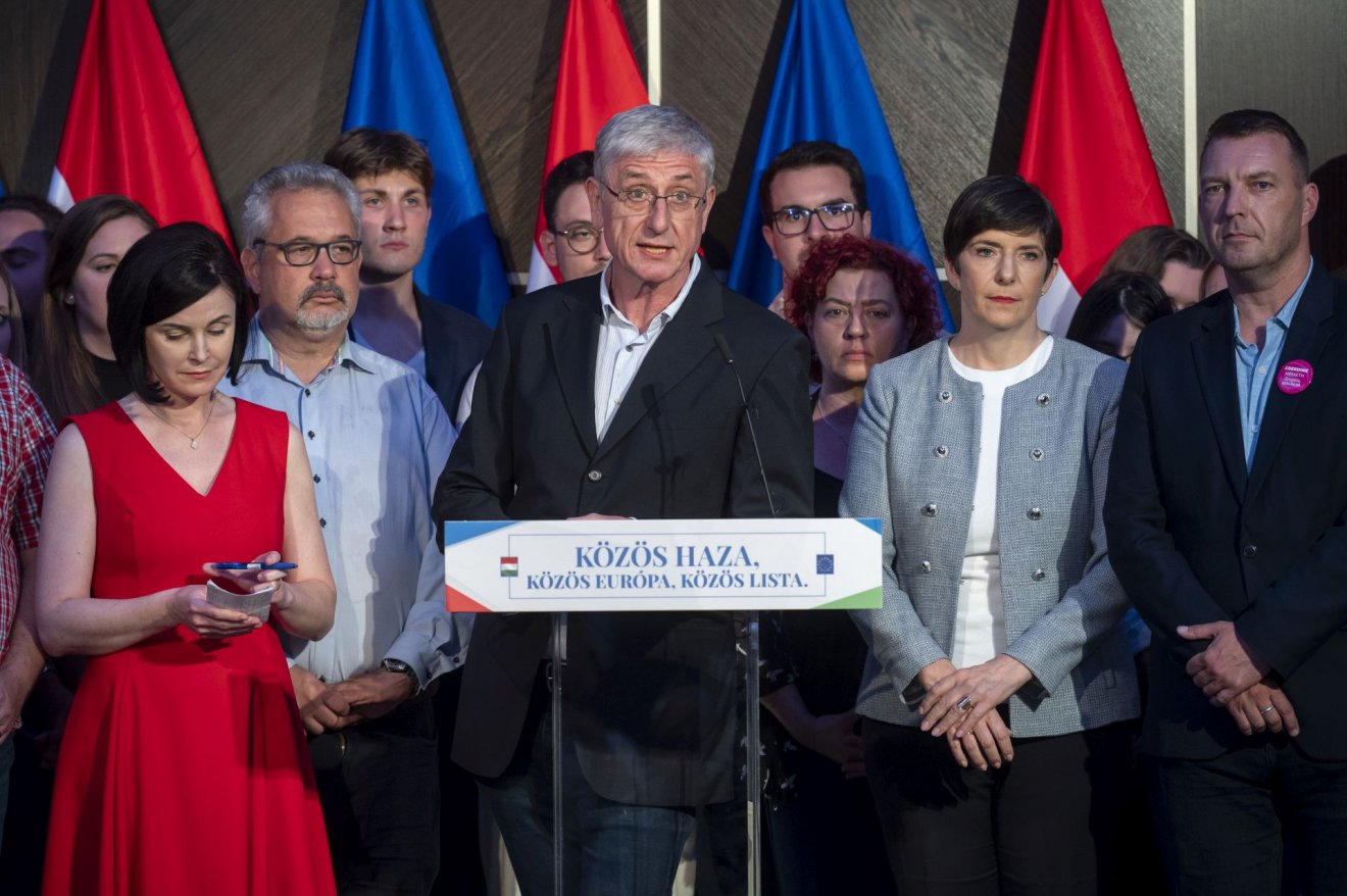 Nem örülnek. A DK-MSZP-Párbeszéd eredményváróján nem volt vidám a hangulat •  Fotó: MTI/Szigetváry Zsolt