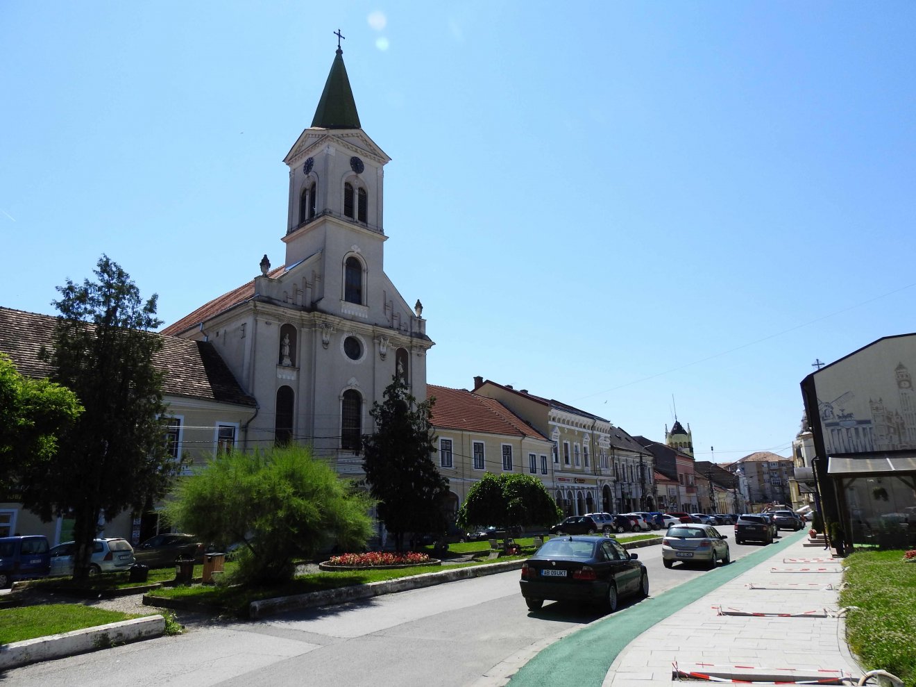 Nagyenyedi utcarészlet a római katolikus templommal •  Fotó: Makkay József