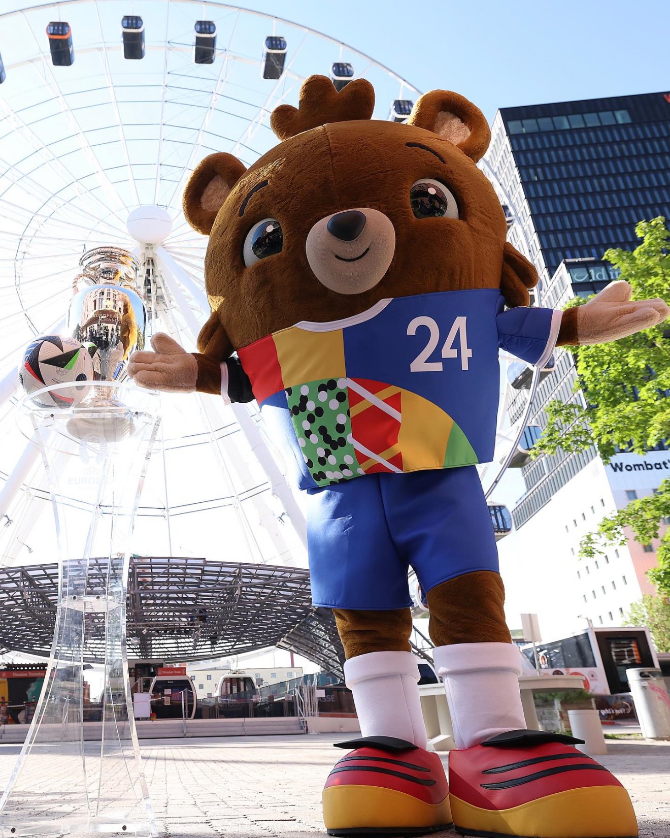 Albärt, a medve mindenkit szeretettel vár Németországba •  Fotó: Facebook/UEFA EURO 2024