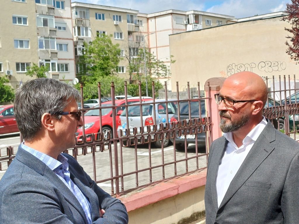 Faragó Péter megyei RMDSZ-elnökkel (balra) egyeztet Veres Attila Csaba
polgármesterjelölt, aki tanácsosi mandátumot szerzett, de akár alpolgármester is lehet belőle a megyeszékhelyen •  Fotó: Pataky Lehel Zsolt