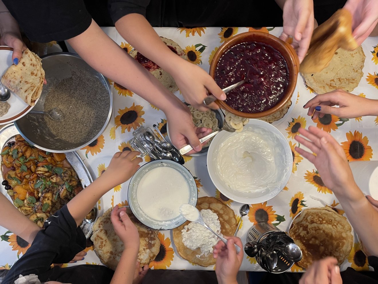 A táborban résztvevő gyerekek különböző fogásokat készítenek napi hat órában •  Fotó: Facebook/Creative Food Lab