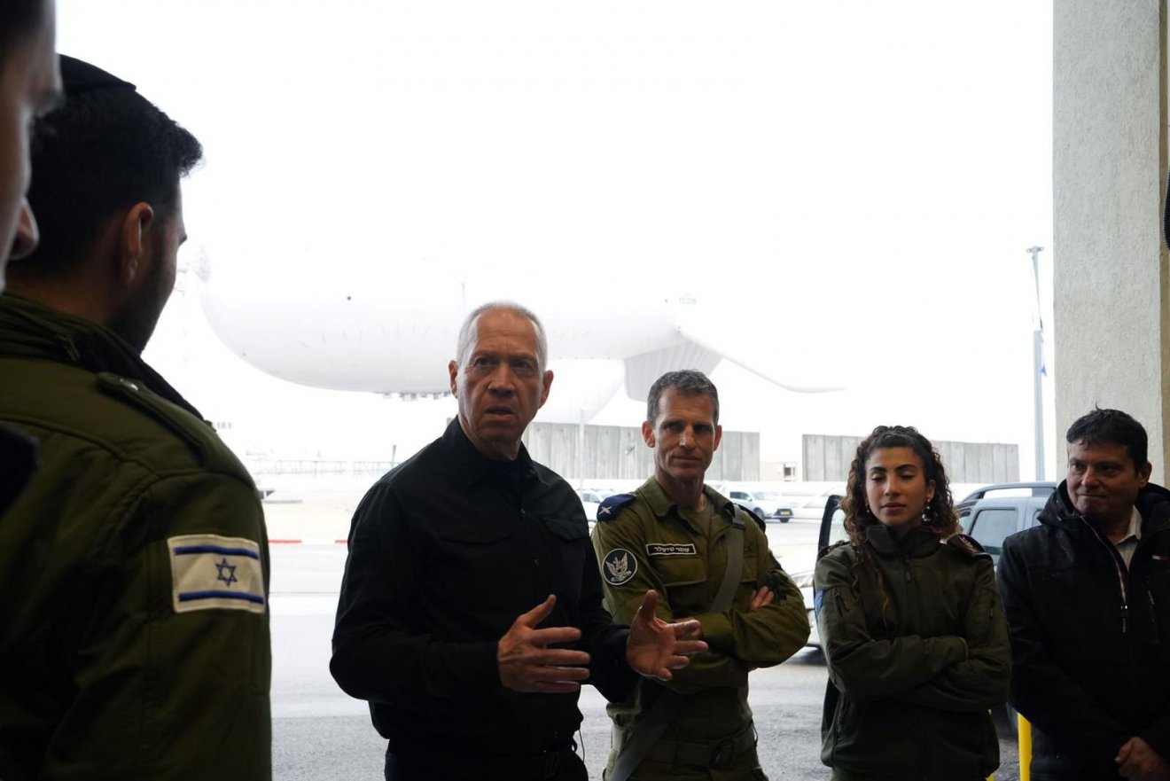 Keményen reagálna. Joáv Galant izraeli védelmi miniszter szerint a Hezbollah támadásai miatt az Izrael északi részéből evakuált lakosok visszatérése csak úgy lehetséges, ha Izrael hadműveletet indít a határon •  Fotó: Facebook/izraeli védelmi minisztérium