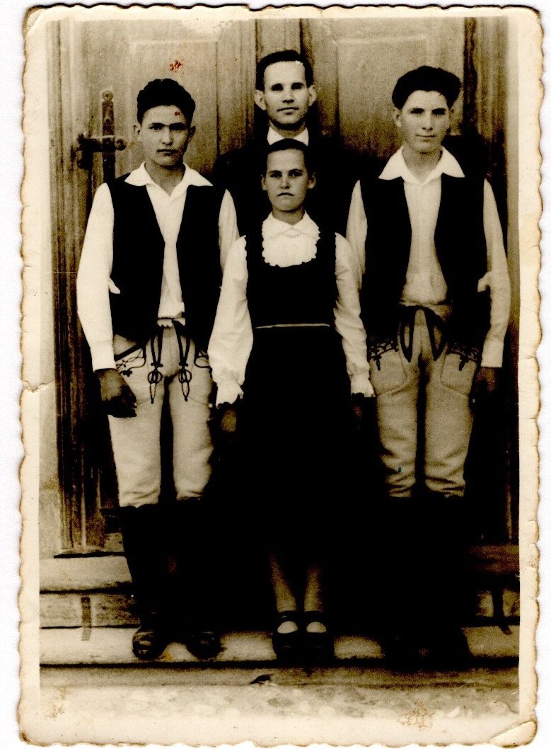 Kedves Mária 18 éves csíkszentdomokosi  leány középen, 1962. •  Fotó: Kedves Mária archívuma