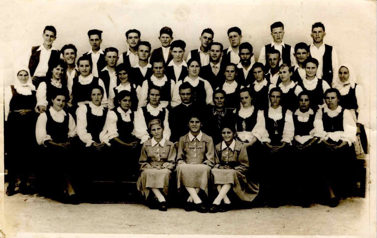 A csíkszentdomokosi bérmálkozók 1962-ben. A fiatalok Gyulafehérvárra utaztak, az őket bérmáló Márton Áron nem ülhetett közéjük a csoportkép elkészültekor, mert házi őrizetben volt •  Fotó: Kedves Mária archívuma