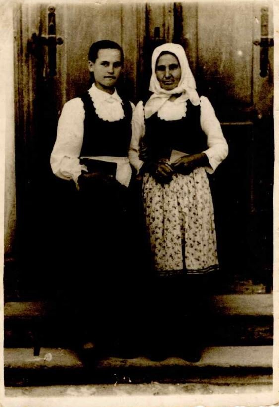 Kedves Mária (balról) édesanyjával együtt utazott el a gyulafehérvári bérmálásra •  Fotó: Kedves Mária archívuma