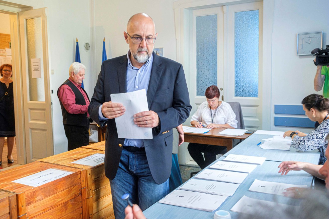 Szavaz az RMDSZ elnöke •  Fotó: MTI/Veres Nándor