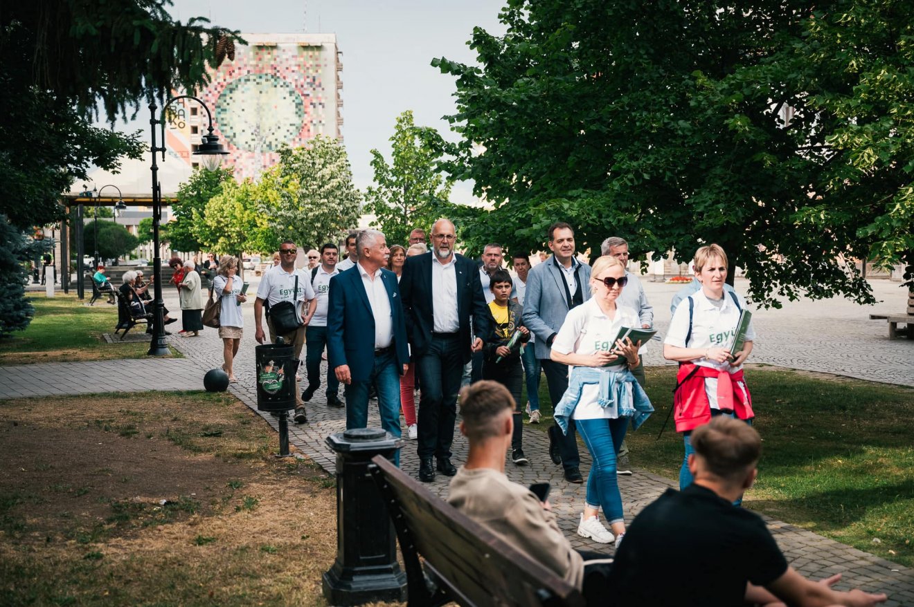 Kampánykörút. Kelemen Hunor Antal Árpád és Tamás Sándor társaságában Sepsiszentgyörgyön •  Fotó: Facebook/Kelemen Hunor