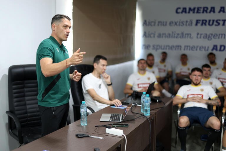 Képbe helyezte őket. Kovács István többek között a sárga ás piros lapos helyzetek megítélése közötti különbségről is beszélt •  Fotó: frf.ro