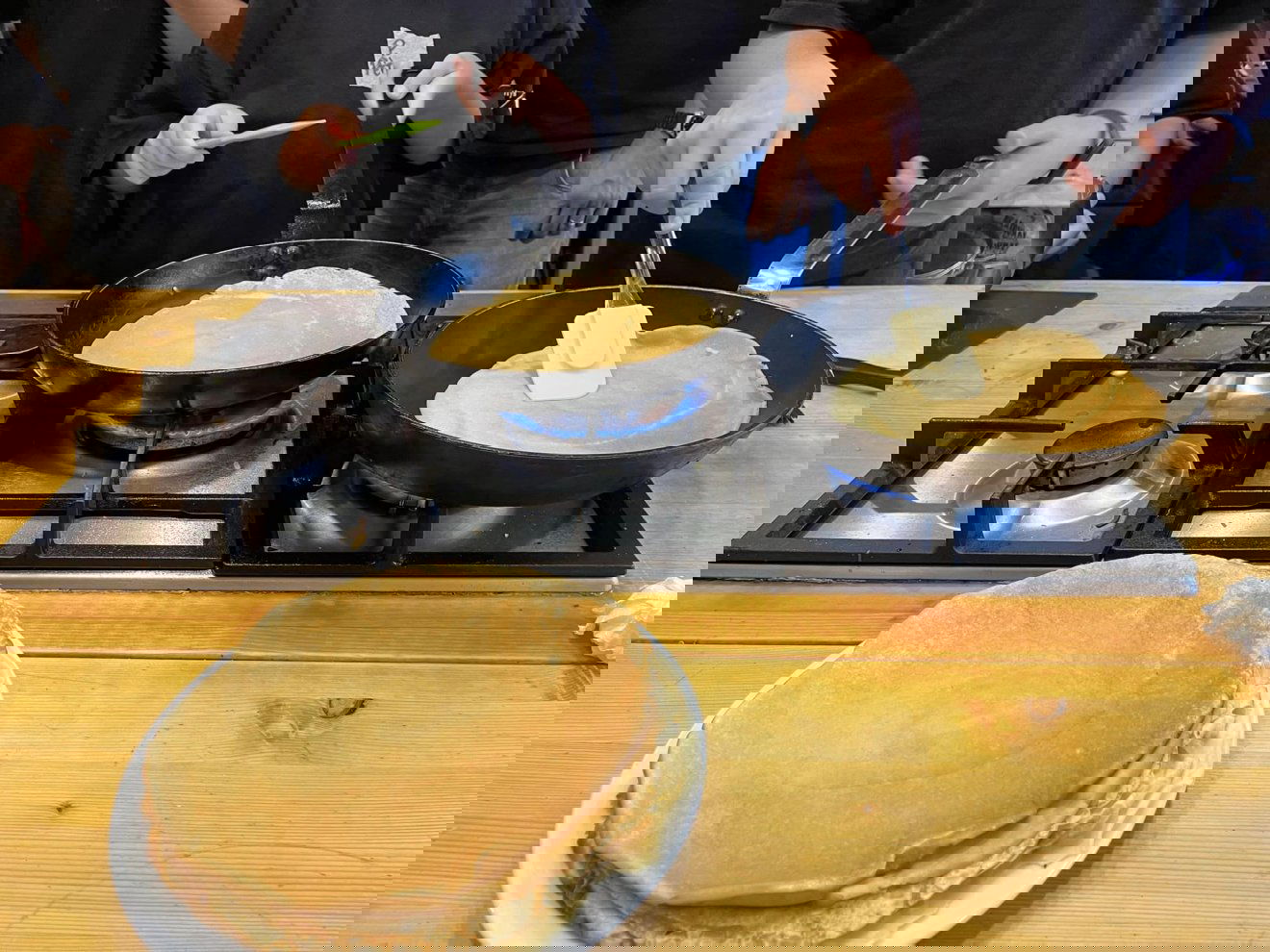 Van, aki otthonosan mozog a konyhában, de mindenki tanulhat új dolgokat •  Fotó: Facebook/Creative Food Lab