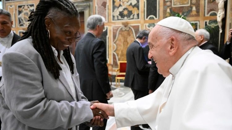 A Szentatya kezet fog Whoopi Goldberg amerikai színésznővel •  Fotó: Vatican News