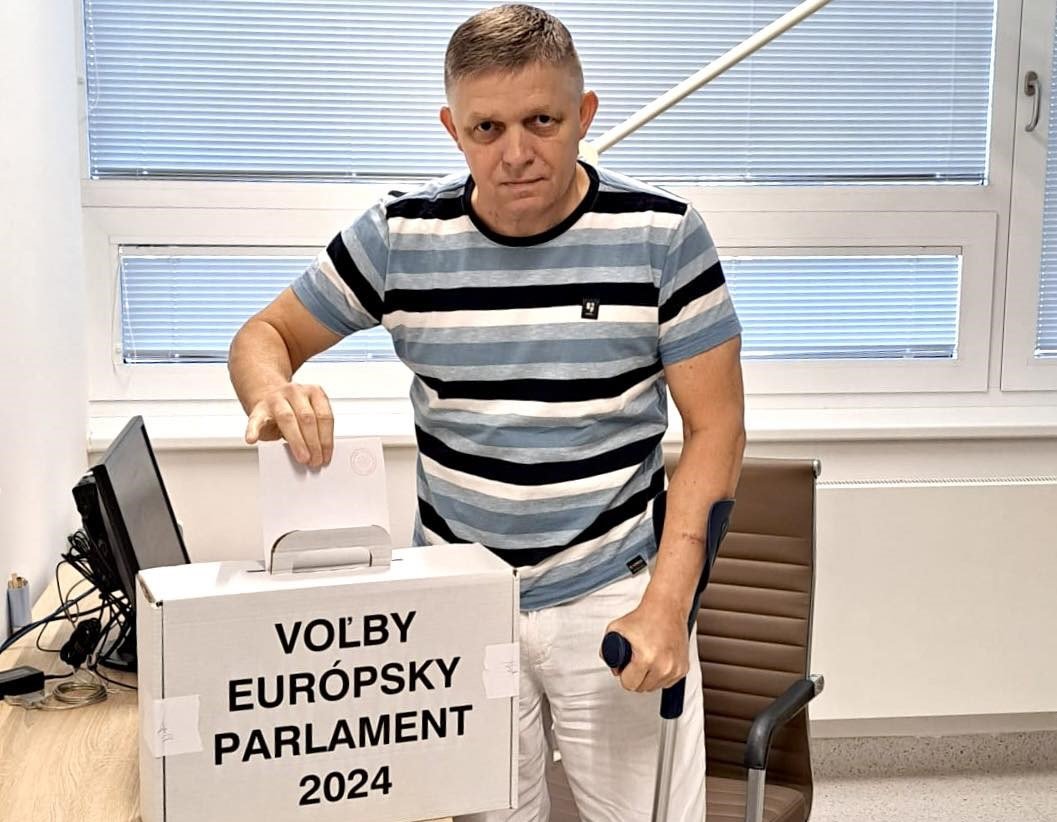 Robert Fico miniszterelnök a pozsonyi Szent Mihály Kórházban szavazott szombat délelőtt •  Fotó: Facebook/Robert Fico