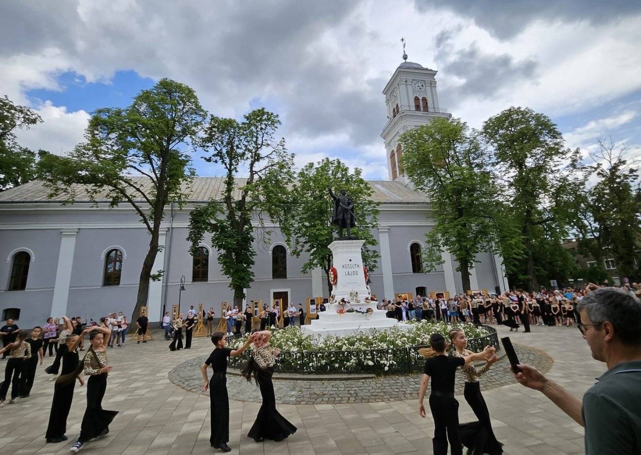 Táncbemutató a felújított központi parkban, Kossuth Lajos szobra tövében •  Fotó: Krónika