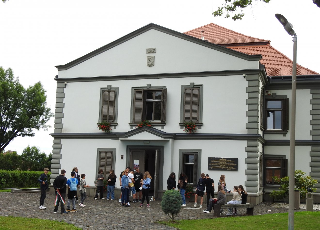 Magyarországi diákok a Teleki-kastély bejáratánál. Szerte a Kárpát-medencéből érkeznek vendégek Koltóra •  Fotó: Makkay József