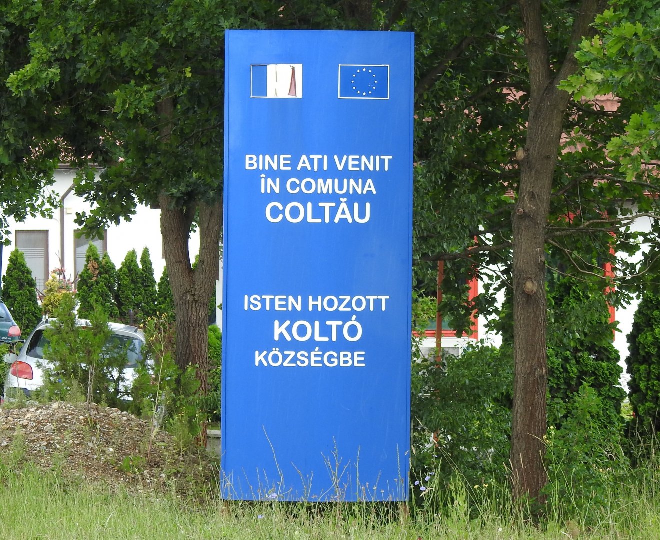A vendéget fogadó tábla a falu bejáratánál •  Fotó: Makkay József