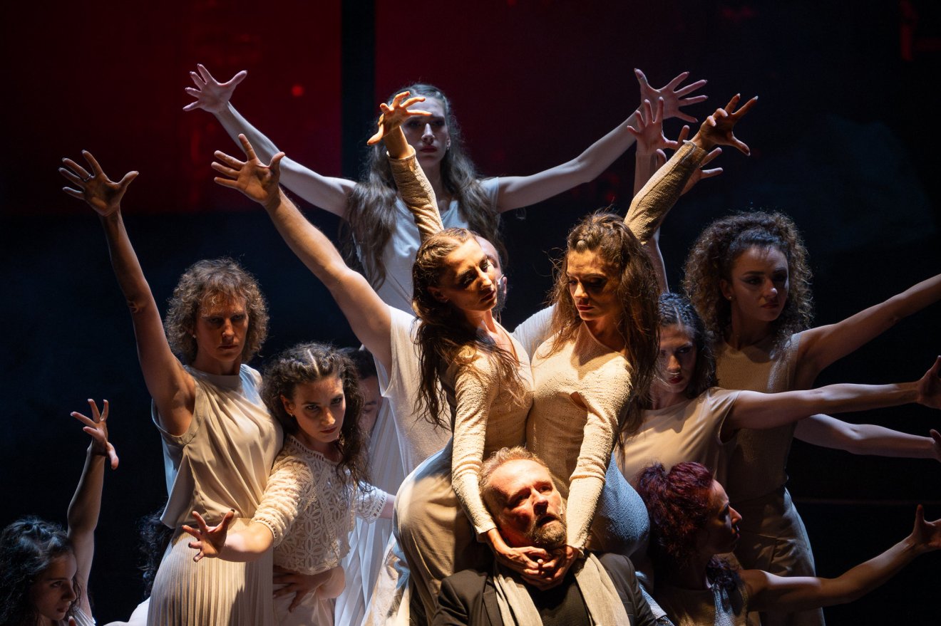 Az áruló halála. Júdás szerepében P. Petőcz András magyarországi énekes (lent) •  Fotó: Bardon Tony/Kolozsvári Magyar Opera