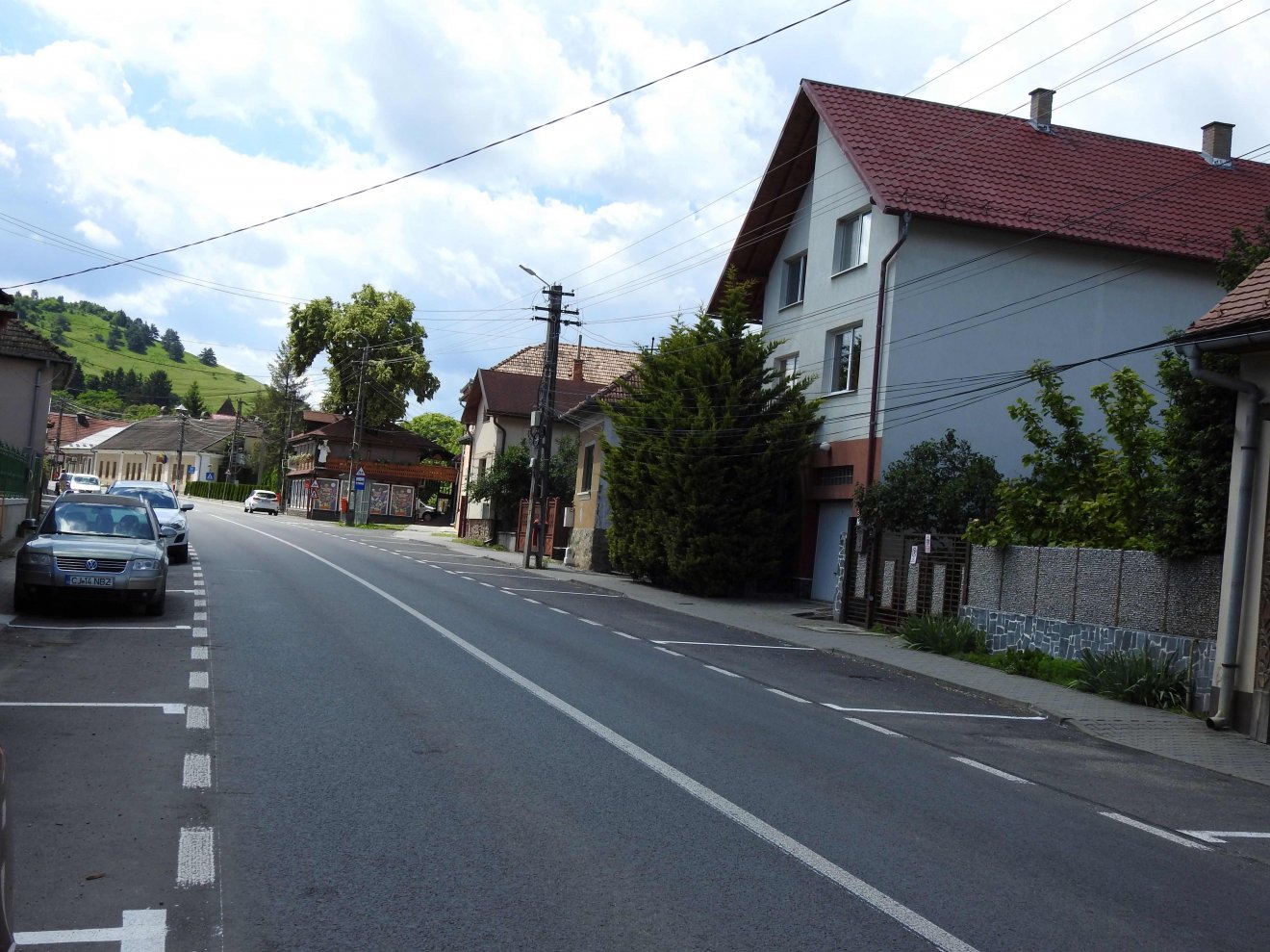Tordaszentlászló főutcája. A községközponton is áthaladó felújított országutat nemrég adta át a Kolozs Megyei Tanács •  Fotó: Makkay József