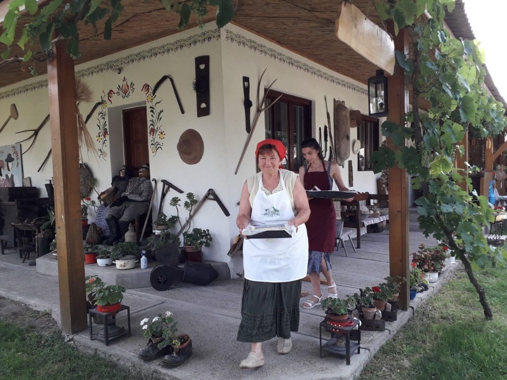 Piroska néni, a gazdasszony. Tóth Piroska, a Tornyai Tájház vezetője büszke arra, hogy  nem csak a tárgyak, hanem a látogatók is benépesítik a tájházat •  Fotó: Pataky Lehel Zsolt