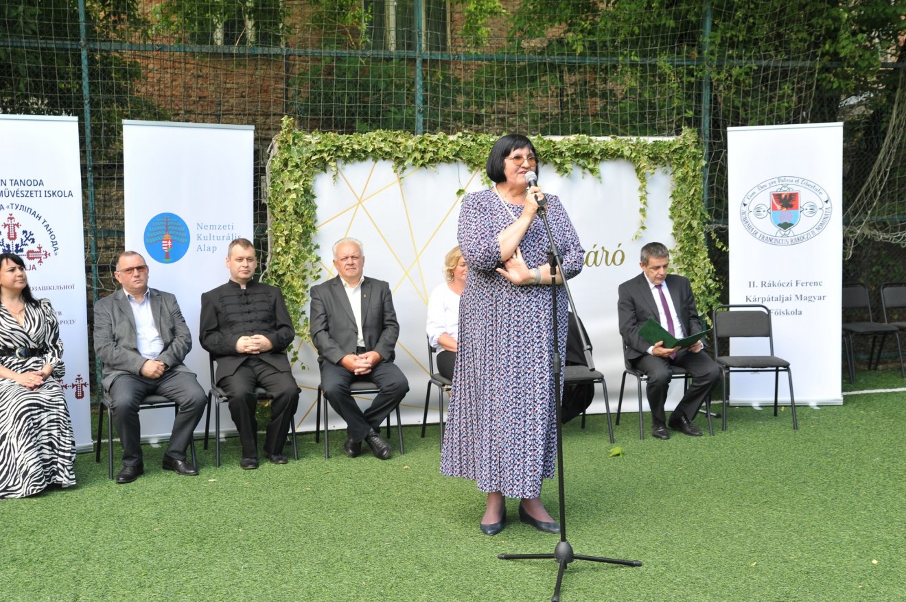 Orosz Ildikó beszél a nagyszőlősi Tulipán Tanoda Magyar Népművészeti Iskola záróeseményén június elején •  Fotó: Tulipán Tanoda Magyar Népművészeti Iskola