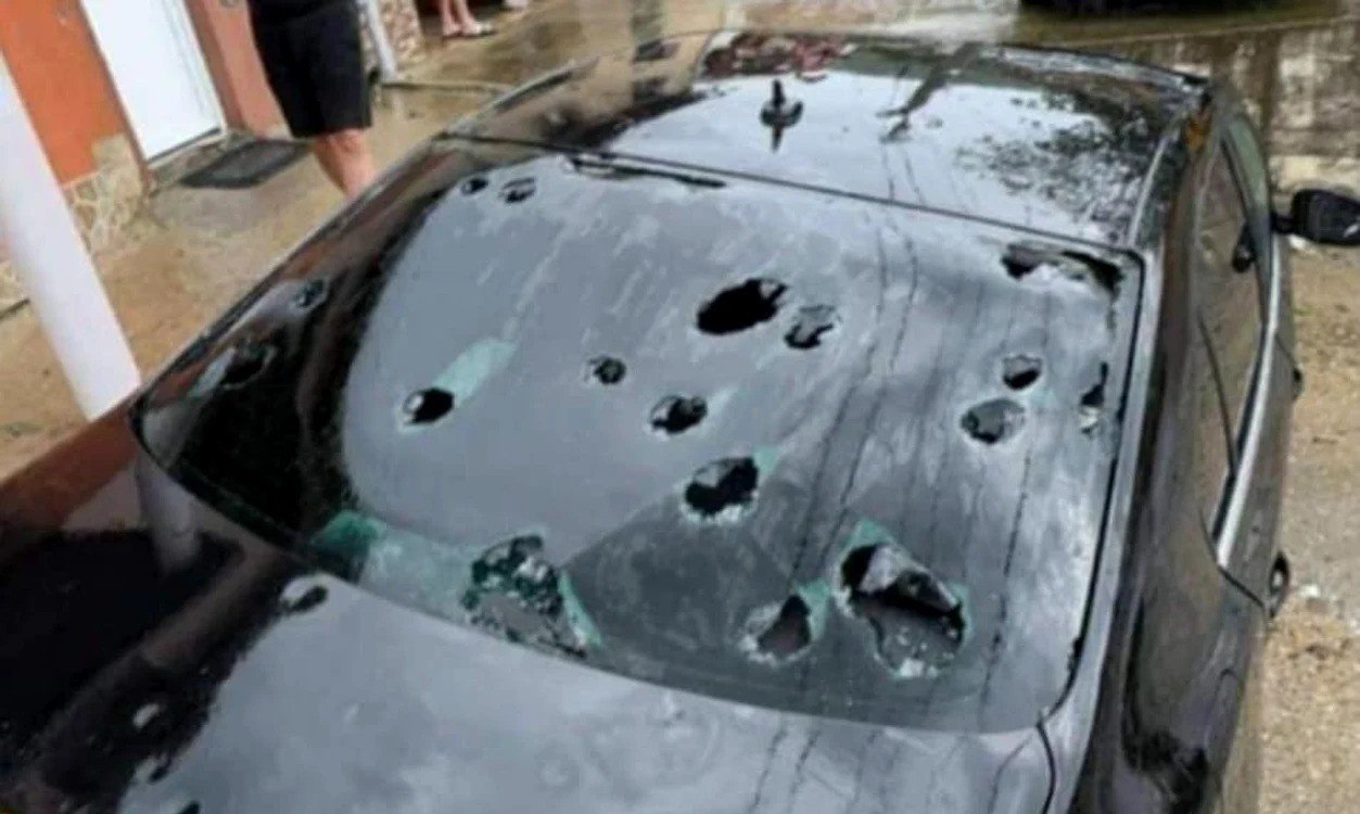 Jégeső. Turnu Severinben ökölnyi jégdarabok hullottak •  Fotó: Facebook/Meteoplus