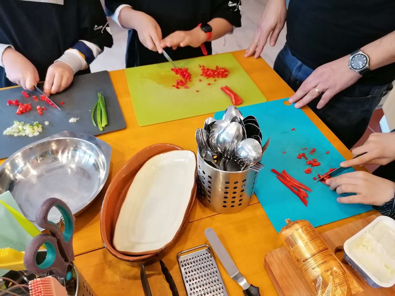 A diákok többek között a helyes késfogást, vágási technikákat is megtanulják •  Fotó: Facebook/Creative Food Lab