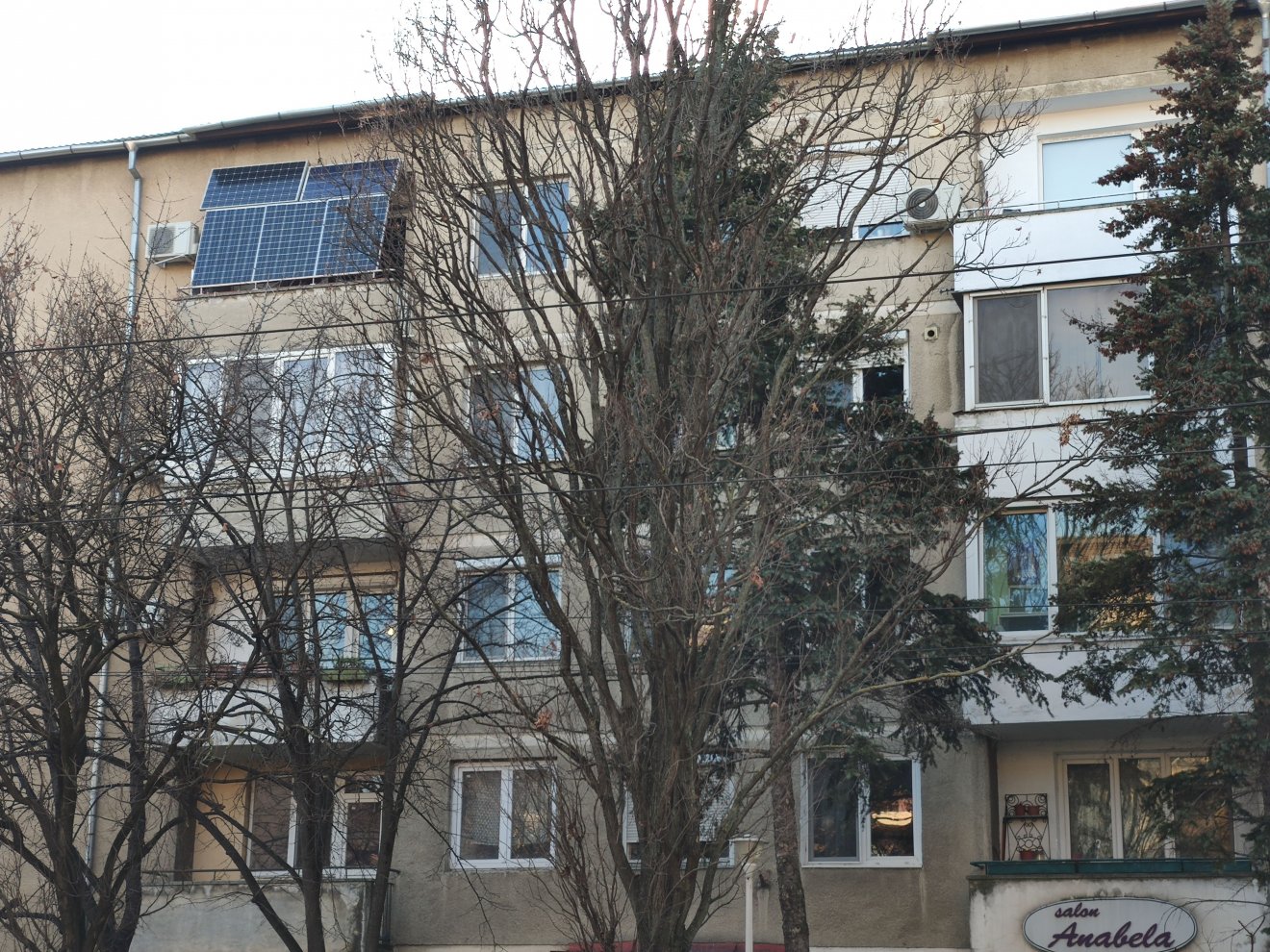 Magánakciózó. Nagyváradi tömbház erkélyre szerelt napelemekkel •  Fotó: Balogh Levente