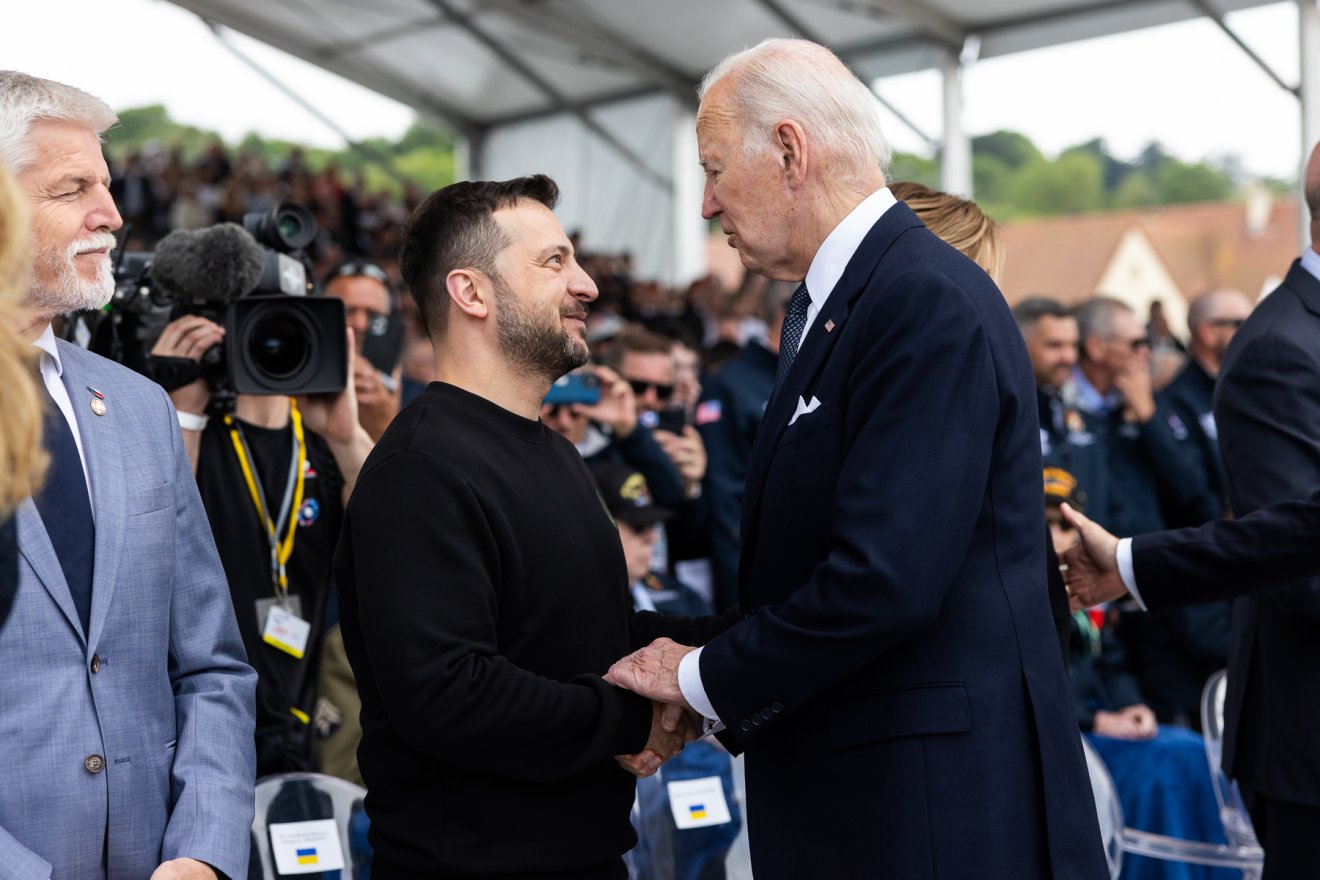 Kiállás. Volodimir Zelenszkij ukrán elnök és Joe Biden amerikai elnök a franciaországi megemlékezésen •  Fotó: Facebook/Volodimir Zelenszkij