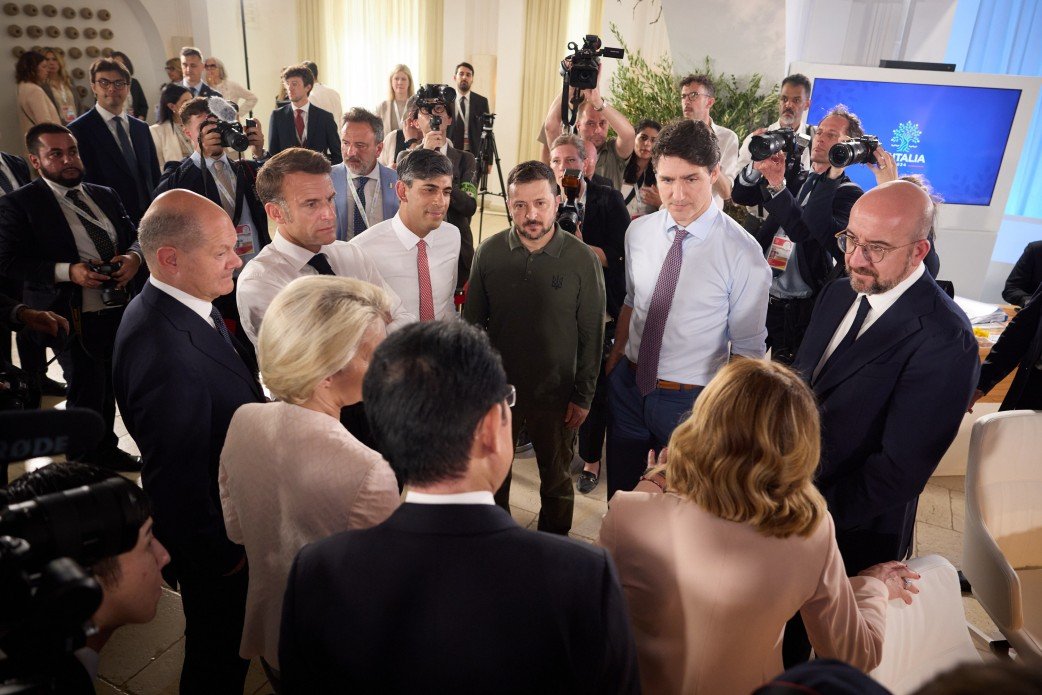 Zelenszkij a G7 csoport vezetői körében az olaszországi csúcstalálkozón •  Fotó: Ukrán elnöki hivatal