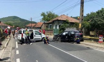 Öt személy megsérült egy súlyos közúti balesetben Hunyad megyében