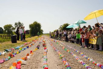 Bekerült a rekordok könyvébe a több mint 330 méteres, flakonok felhasználásával készített szatmári „virágfüzér”