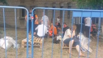 Káosz: több száz szavazóköri elnök kényszerült a választási bizottságok székhelyei előtt szobrozni