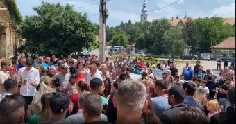 „Béres, gyere ki!” – a székelyhídi városháza előtt tiltakoznak a helyiek, amiért késik a választások eredményének kiközlése