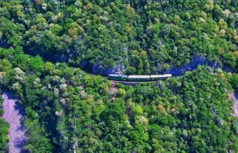 Elgörbült a sín, a Székelyföldön vesztegel a Marosvásárhelyre tartó gyorsvonat