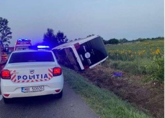 Lesodródott az útról és árokba borult egy bolgár turistákat szállító busz Vrancea megyében