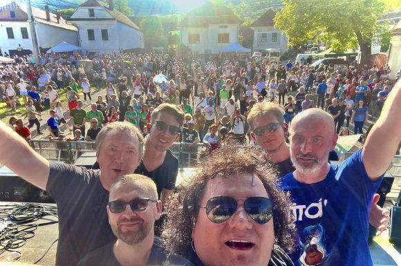 Gulyás, szalonna és éjféli rakott krumpli a Titán turnékonyhájából