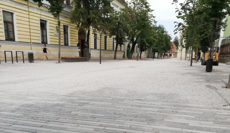 Átveszi a kolozsvári városháza a felújított Farkas utcát, de térkövekre cserélik a sok bosszúságot okozó salakos övezetet