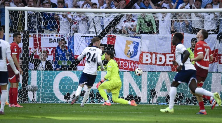 Tovább barangol az angol: büntetőpárbaj után Eb-elődöntős az ötlettelen favorit