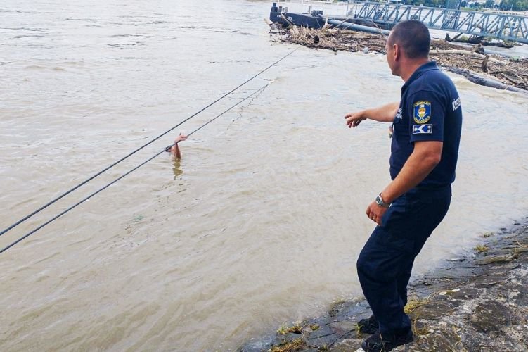 Tíz kilométernyi sodródás után a Dunából mentettek ki egy férfit a magyar rendőrök