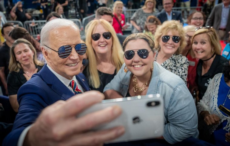 Biden elismeri, hogy gyengébben vitázik, de kitart az elnökjelöltsége mellett