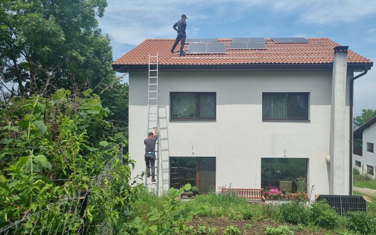 Kiverte a biztosítékot a napelemeseknél, hogy a parlament energiatárolásra kötelezi a prosumereket